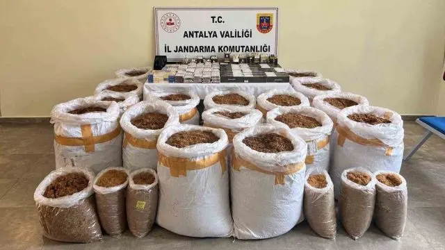 Döşemealtı’nda Kaçak Tütün Operasyonu: 750 Kilo Tütün Ele Geçirildi Döşemealtı’nda Kaçak Tütün Operasyonu: 750 Kilo Tütün Ele Geçirildi