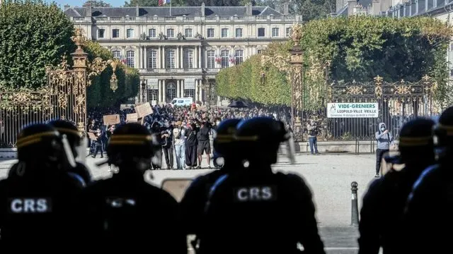 Fransa'da Lise Protestoları Paris'te Çatışmaya Dönüştü Fransa'da Lise Protestoları Paris'te Çatışmaya Dönüştü