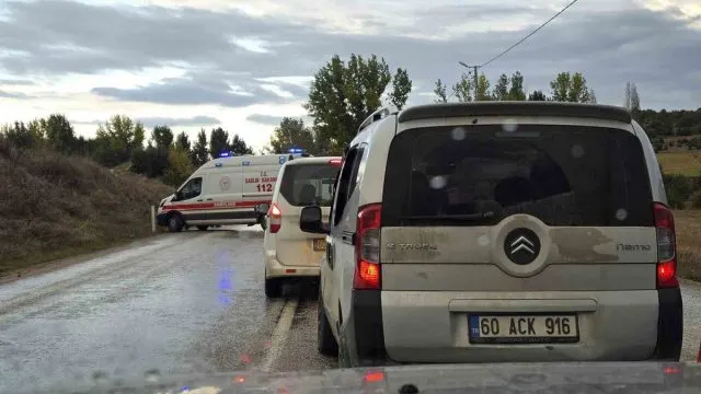 Zile-Turhal Yolunda Kafa Kafaya Çarpışma: 5 Yaralı