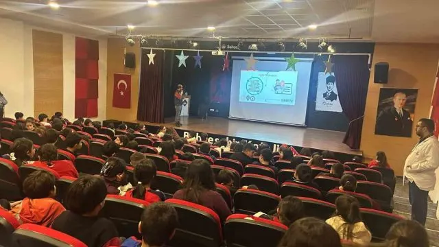Kars'ta Gençlere Güvenli İnternet Ve Siber Zorbalık Anlatıldı