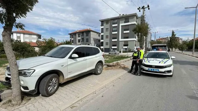 Karaman’da Cip Kaldırıma Çıkıp Ağacı Devirdi Karaman’da Cip Kaldırıma Çıkıp Ağacı Devirdi