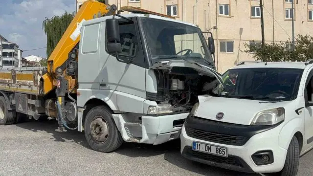 Bilecik'te Vinç Ve Hafif Ticari Araç Çarpıştı: 1 Kişi Yaralandı Bilecik'te Vinç Ve Hafif Ticari Araç Çarpıştı: 1 Kişi Yaralandı