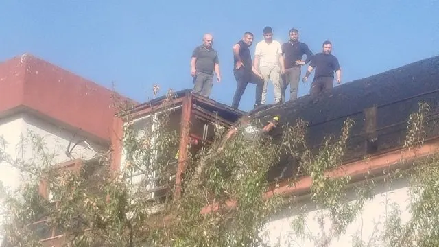 Çivril’de Apartman Çatısındaki İzolasyon Yangını Söndürüldü