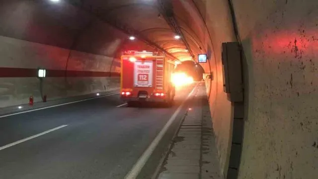 Trabzon Maçka'daki T2 Tünelinde Otomobil Alev Aldı Trabzon Maçka'daki T2 Tünelinde Otomobil Alev Aldı