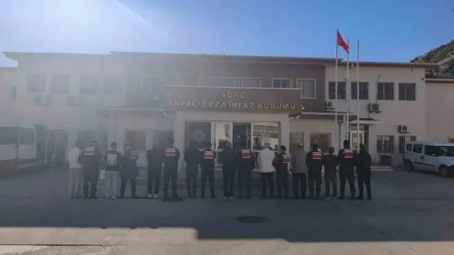 Kuşadası'nda Aranan 11 Hükümlü Jandarma Tarafından Yakalandı Kuşadası'nda Aranan 11 Hükümlü Jandarma Tarafından Yakalandı