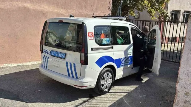 Edirne'de Öğrencinin Çantasından Kurusıkı Tabanca Çıktı Edirne'de Öğrencinin Çantasından Kurusıkı Tabanca Çıktı