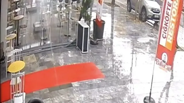Sakarya'da Otomobil Kafenin Açık Alanına Daldı, Kadın Saniyelerle Kurtuldu Sakarya'da Otomobil Kafenin Açık Alanına Daldı, Kadın Saniyelerle Kurtuldu