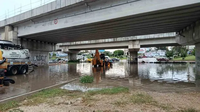 Adana’da Sağanak Ve Rüzgar Valilik Alt Geçidini Kapattı