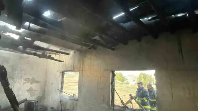 Van Gevaş'ta Ev Yangını Çevre Evlerine Sıçramadan Söndürüldü
