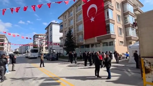 Pursaklar'da Şehit Polis Ahmet Türkoğlu'nun Baba Evine Türk Bayrağı Asıldı
