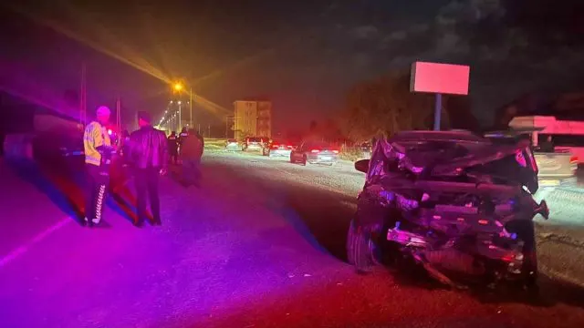 Kars'ta İ̇ki Otomobilin Karıştığı Kazada Biri Kadın 4 Kişi Yaralandı