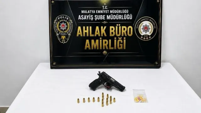 Malatya Eğlence Denetimlerinde 4 İ̇ş Yeri Mühürlendi, Ruhsatsız Tabanca Ele Geçirildi Malatya Eğlence Denetimlerinde 4 İ̇ş Yeri Mühürlendi, Ruhsatsız Tabanca Ele Geçirildi