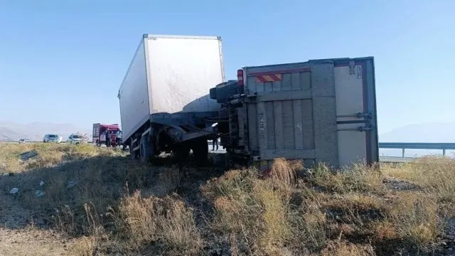İğdır-Doğubayazıt Yolunda Kamyon Kazası: 2 Yaralı