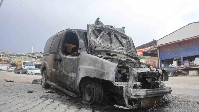 Antakya'da Seyir Halindeki Fiat Doblo Alevlere Teslim Oldu