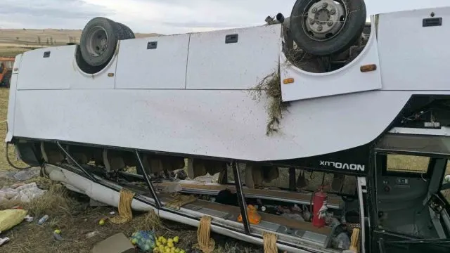 Şuhut’ta Midibüs Şarampole Devrildi: 25 Kişi Yaralandı Şuhut’ta Midibüs Şarampole Devrildi: 25 Kişi Yaralandı