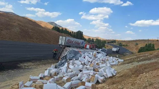 Bingöl'de Saman Yüklü Tır Devrildi, Alev Aldı: 1 Kişi Yaralandı Bingöl'de Saman Yüklü Tır Devrildi, Alev Aldı: 1 Kişi Yaralandı