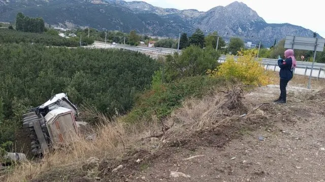 Eğirdir’de Kum Yüklü Tır Elma Bahçesine Devrildi
