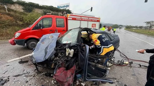 Bursa-Yalova Yolunda Kavşak Kazası: Sürücü Ve 13 Yaşındaki Çocuk Yaralandı