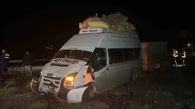 Sivas'ta Tarım İşçilerini Taşıyan Minibüsle Otomobil Çarpıştı: 2 Yaralı Sivas'ta Tarım İşçilerini Taşıyan Minibüsle Otomobil Çarpıştı: 2 Yaralı