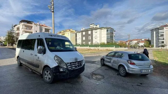Karaman'da Kavşakta Çarpışan Otomobilin Sürücüsü Hastaneye Kaldırıldı Karaman'da Kavşakta Çarpışan Otomobilin Sürücüsü Hastaneye Kaldırıldı