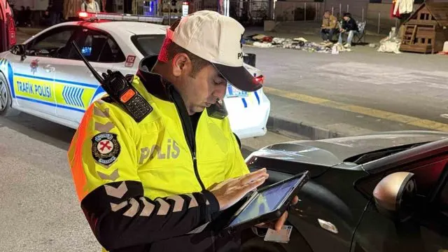 Tatvan'da Huzur Ve Güven Denetiminde 500 Kişi Ve 200 Araç Kontrol Edildi Tatvan'da Huzur Ve Güven Denetiminde 500 Kişi Ve 200 Araç Kontrol Edildi