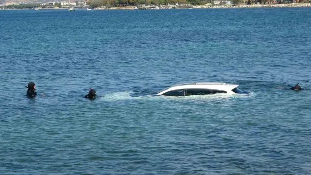 Çanakkale'de Park Halindeki Otomobil Denize Kaydı Çanakkale'de Park Halindeki Otomobil Denize Kaydı