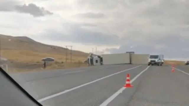 Van-Erciş Yolunda Devrilen Tırın Sürücüsü Yaralandı Van-Erciş Yolunda Devrilen Tırın Sürücüsü Yaralandı