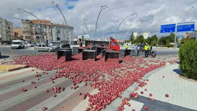 Karaman'da Halat Koptu, 5 Tonluk Elma Kasaları Yola Devrildi