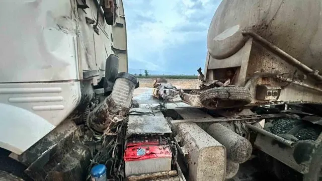 Adana'da Refüje Çarpan Otomobil Tırın Arasından Geçip Alev Aldı