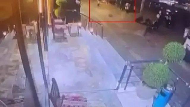 Diyarbakır Yenişehir'de Balkondan Kopan Taşlar Yola Savruldu, Kadın Saniyelerle Kurtuldu