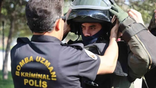 Konya’da Bomba Uzmanları Şüpheli Paketlere Teknolojiyle Müdahale Ediyor Konya’da Bomba Uzmanları Şüpheli Paketlere Teknolojiyle Müdahale Ediyor