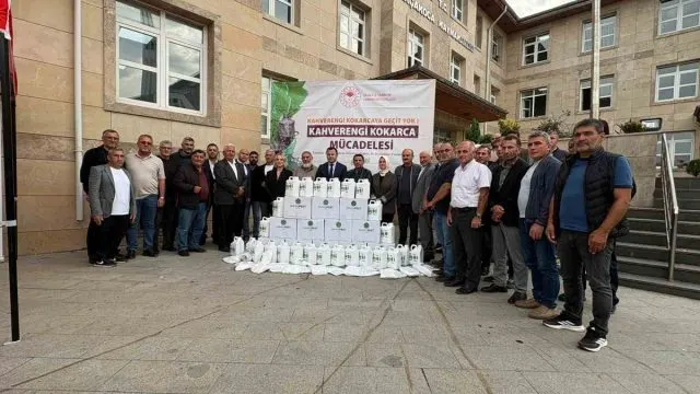 Akçakoca’da Kahverengi Kokarcaya Karşı Muhtarlara İlaç Dağıtıldı Akçakoca’da Kahverengi Kokarcaya Karşı Muhtarlara İlaç Dağıtıldı