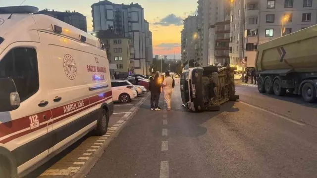 Melikgazi'de Çarpışan Minibüs Yan Yattı: 1 Yaralı Melikgazi'de Çarpışan Minibüs Yan Yattı: 1 Yaralı