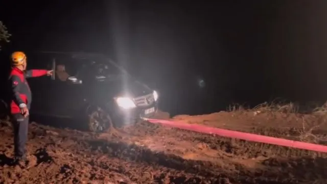 Afad Ve Jandarma Kilis’te Çamura Saplanan Araçları Kurtardı Afad Ve Jandarma Kilis’te Çamura Saplanan Araçları Kurtardı