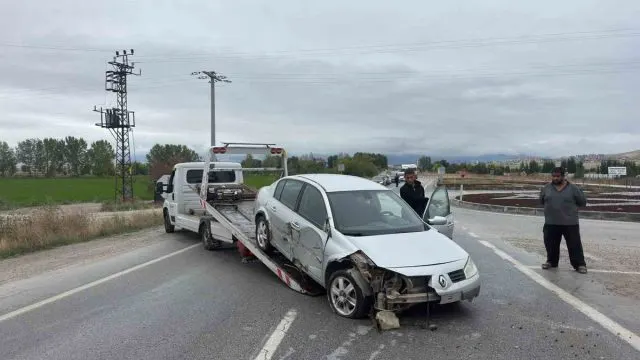 Emirdağ'da Refüje Giren Otomobilin Sürücüsü Hastaneye Kaldırıldı