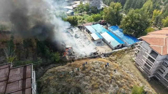 Yeşilyurt'ta Şantiye Konteynerlerinde Yangın Çıktı Yeşilyurt'ta Şantiye Konteynerlerinde Yangın Çıktı