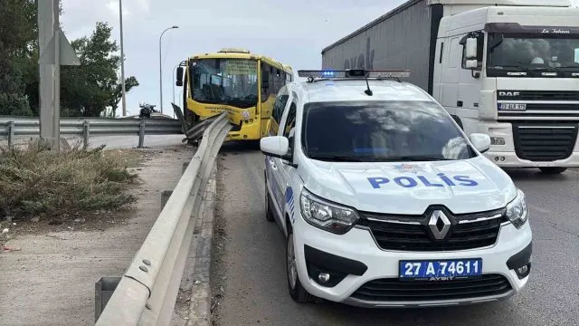 Gaziantep’te Halk Otobüsü Bariyerlere Çarptı: 9 Yaralı Gaziantep’te Halk Otobüsü Bariyerlere Çarptı: 9 Yaralı