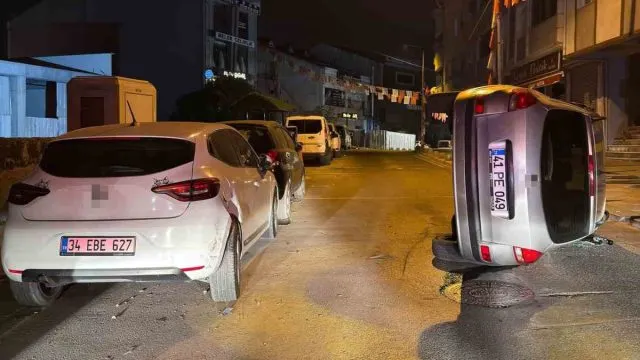 Kontrolden Çıkan Otomobil Arnavutköy'de Park Halindeki Araca Çarparak Yan Yattı Kontrolden Çıkan Otomobil Arnavutköy'de Park Halindeki Araca Çarparak Yan Yattı