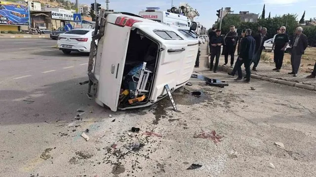 Adıyaman'da Çarpışan Araçlardan Biri Yan Yattı: 3 Yaralı
