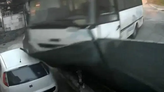 Arnavutköy’de Freni Boşalan Midibüs Evin Bahçesine Girdi