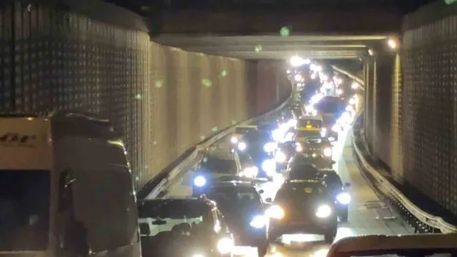 Bursa'da Bariyerlere Çarpan Araçta 2 Kişi Yaralandı Bursa'da Bariyerlere Çarpan Araçta 2 Kişi Yaralandı