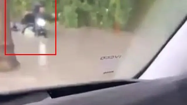 İstanbul’da Yağmur Sonrası Motosikletli Suda Mahsur Kaldı