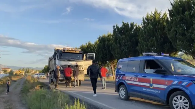 Antalya Gazipaşa'da Kamyona 5 El Ateş Edildi, 1 Kişi Yaralandı Antalya Gazipaşa'da Kamyona 5 El Ateş Edildi, 1 Kişi Yaralandı
