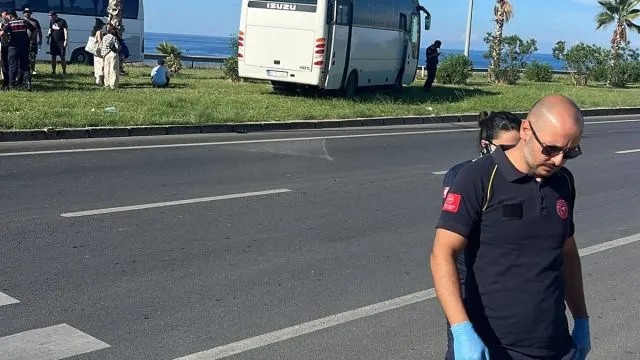 Manavgat'ta Tur Otobüsü Ve Minibüs Çarpıştı: 3 Yaralı
