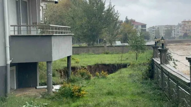 Sağanak Sonrası Çınarcık’ta Apartman Bahçesinde Çökme: 20 Kişi Tahliye Edildi Sağanak Sonrası Çınarcık’ta Apartman Bahçesinde Çökme: 20 Kişi Tahliye Edildi
