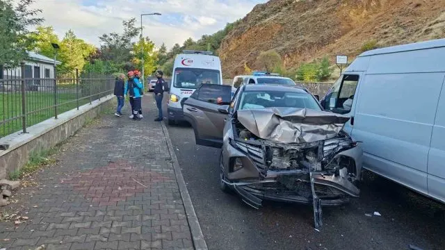 Bingöl’de İki Araç Çarpıştı: 3 Yaralı Bingöl’de İki Araç Çarpıştı: 3 Yaralı