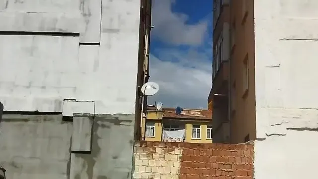 Elazığ Mustafapaşa Mahallesi'nde Çatıya Güvenlik Önlemi Almadan Halı Serdi Elazığ Mustafapaşa Mahallesi'nde Çatıya Güvenlik Önlemi Almadan Halı Serdi