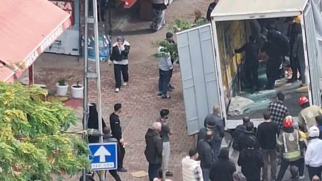 Esenyurt’ta Kamyonet Kasasındaki Cam İki İşçiyi Yaraladı