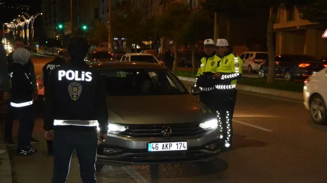 Tatvan’da Gece Uygulamasında 200 Araç Denetlendi