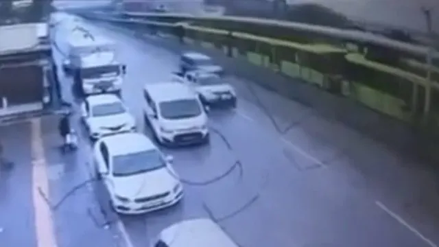 Bursa’da Sabah Saatlerinde İ̇ki Noktada Kaza: Araçlar Hasar Gördü Bursa’da Sabah Saatlerinde İ̇ki Noktada Kaza: Araçlar Hasar Gördü